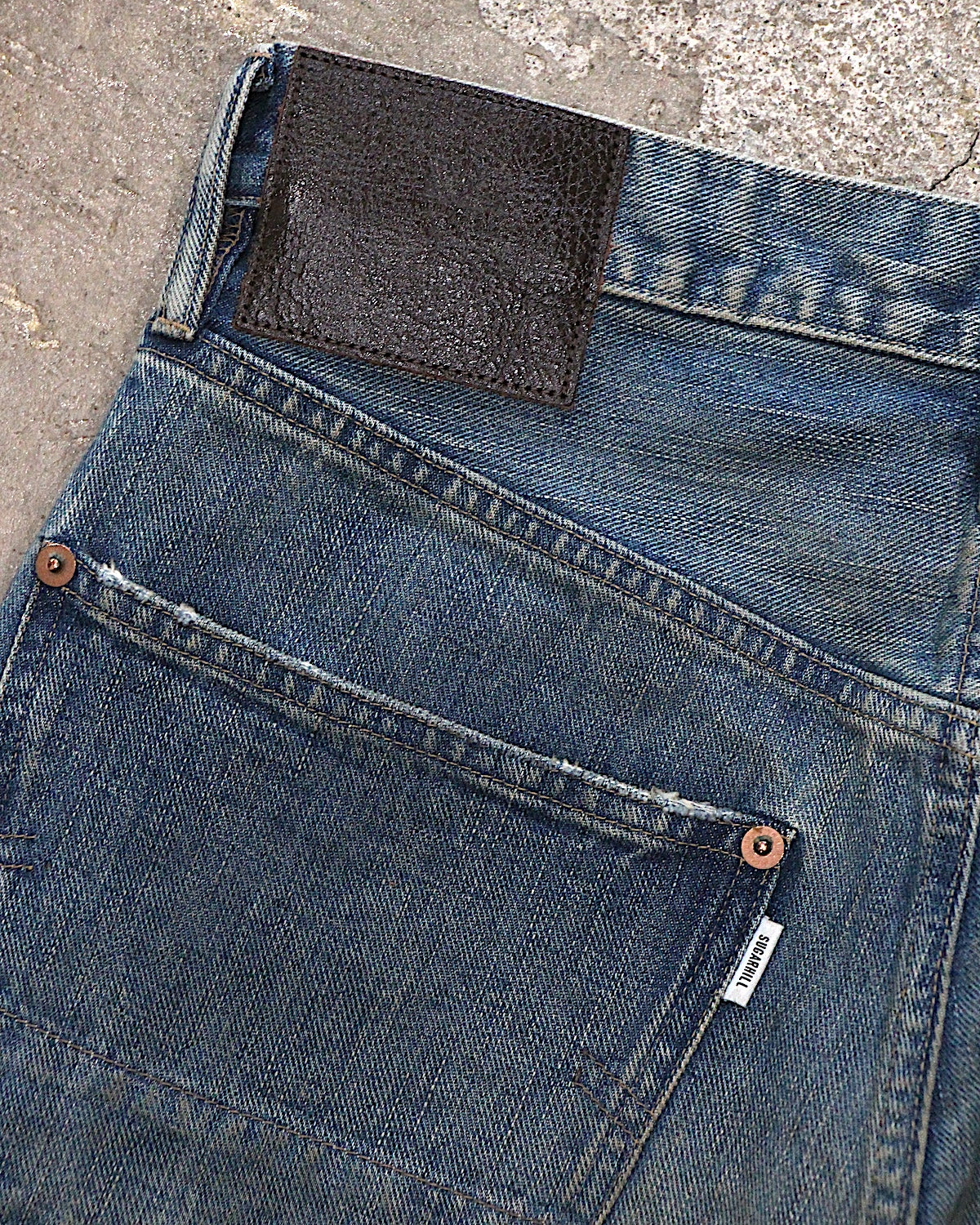 SUGARHILL / DESTRESSED MODERN DENIM DOUBLE KNEE CUT