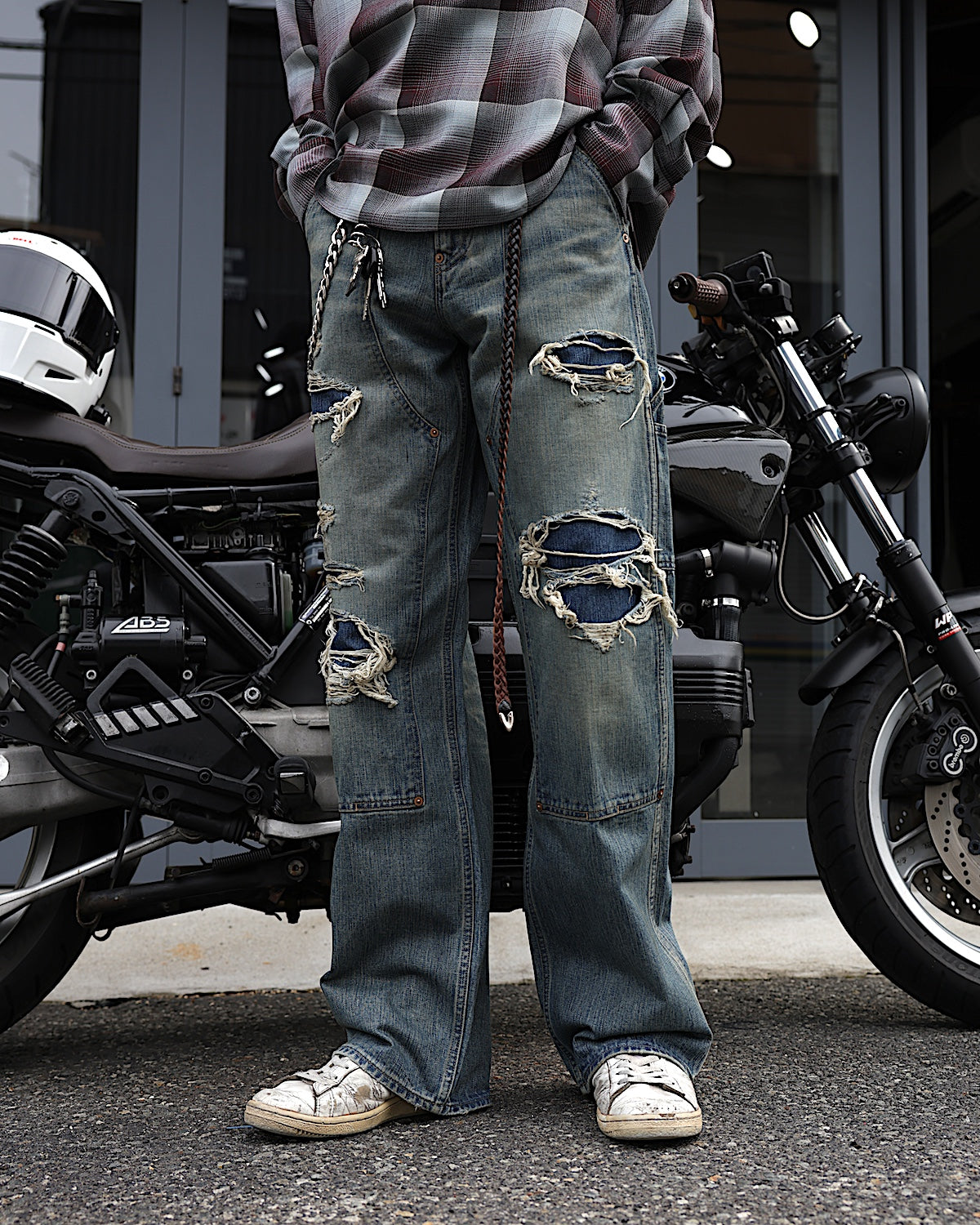 SUGARHILL / DESTRESSED MODERN DENIM DOUBLE KNEE CUT
