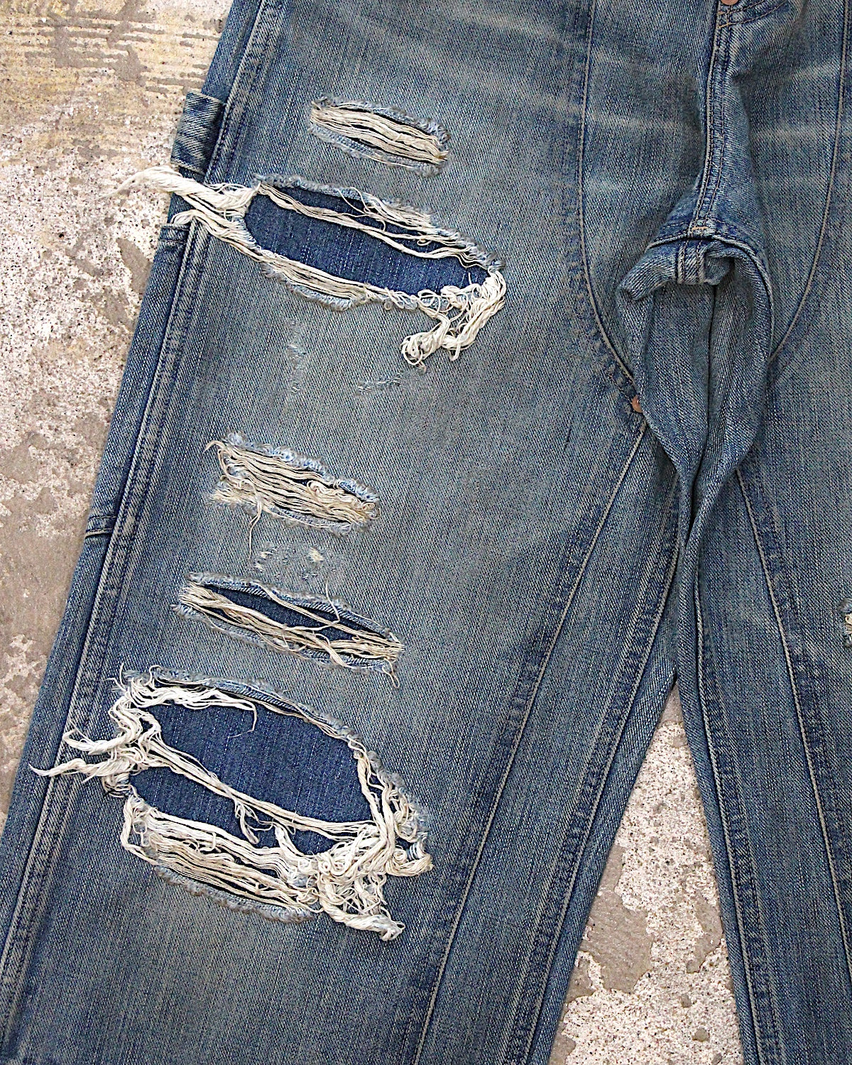 SUGARHILL / DESTRESSED MODERN DENIM DOUBLE KNEE CUT