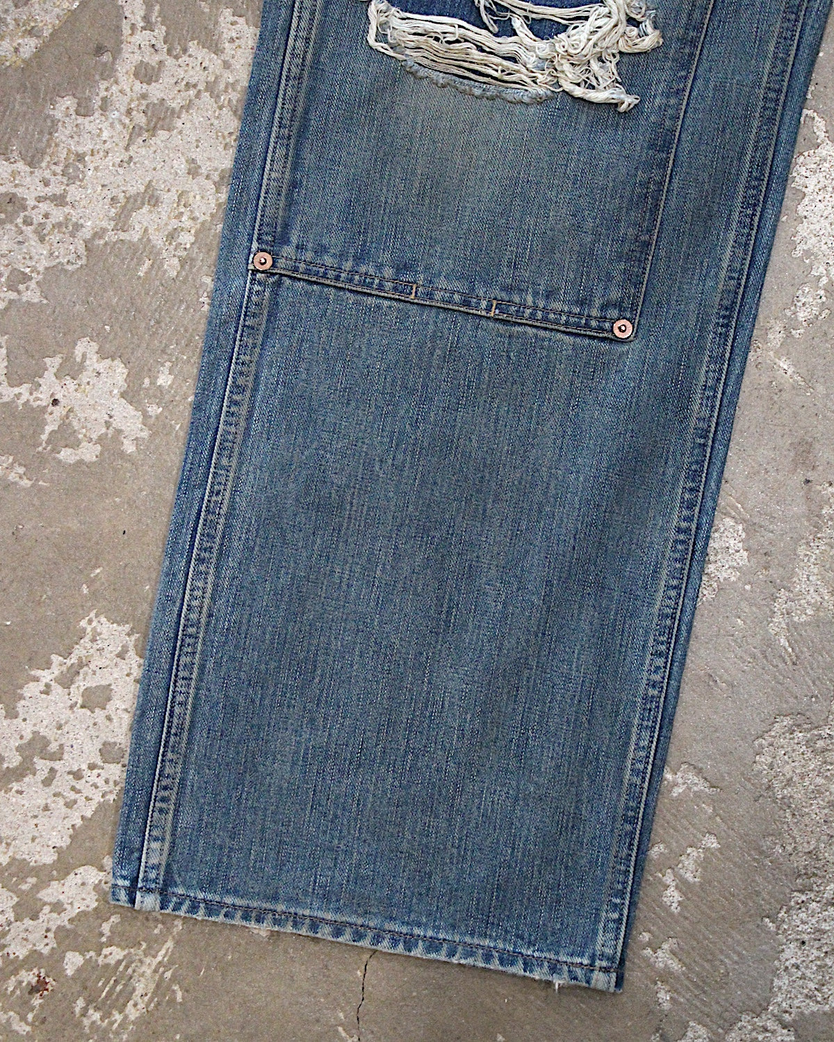 SUGARHILL / DESTRESSED MODERN DENIM DOUBLE KNEE CUT