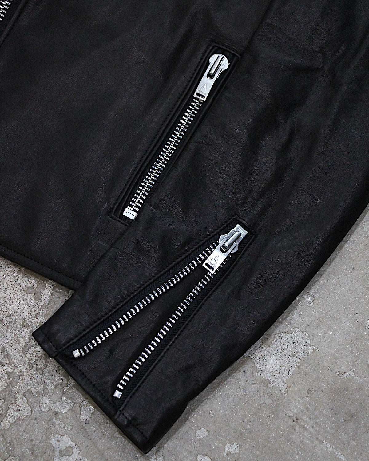 A LEATHER / ROADSTER JACKET
