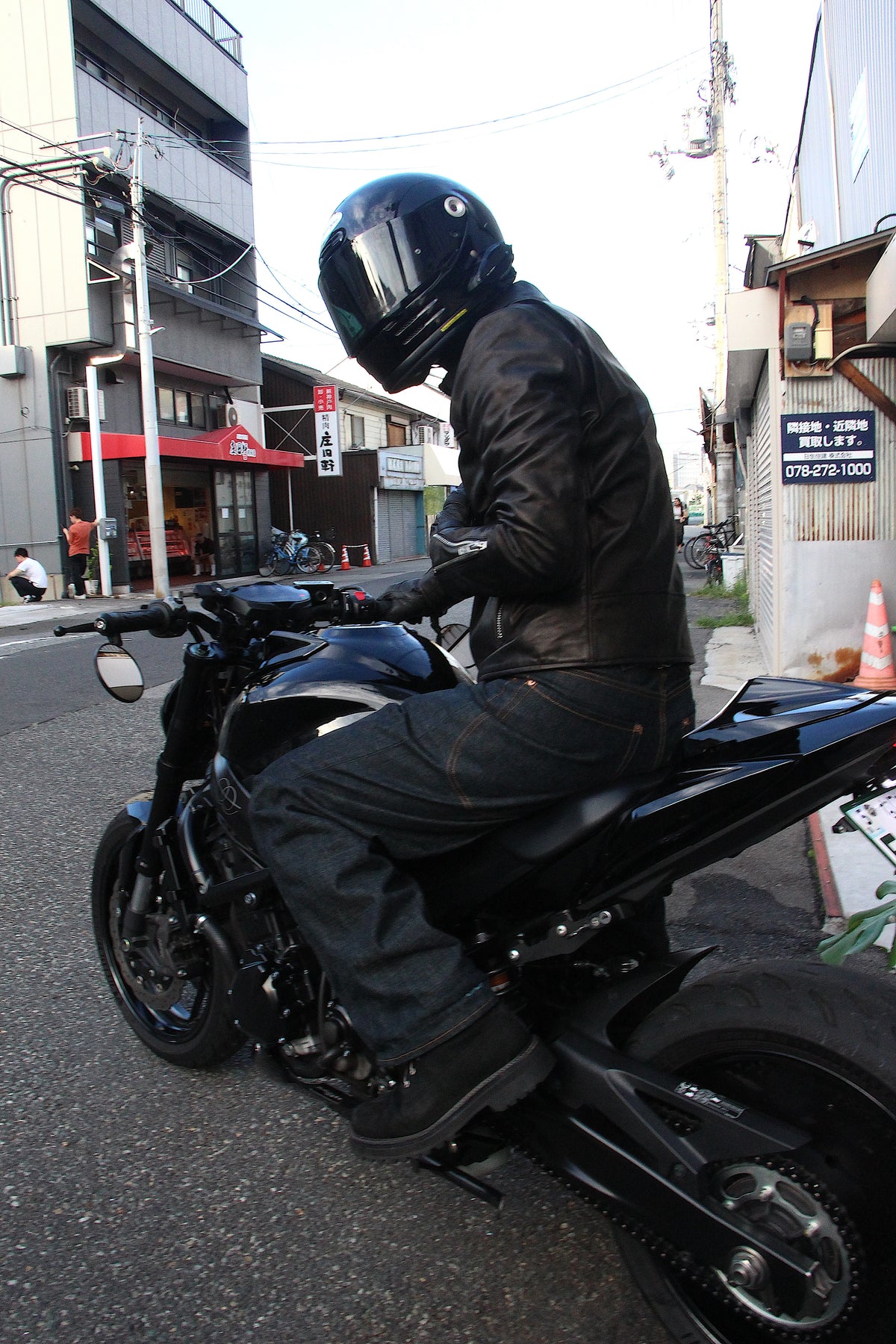 A LEATHER / ROADSTER JACKET