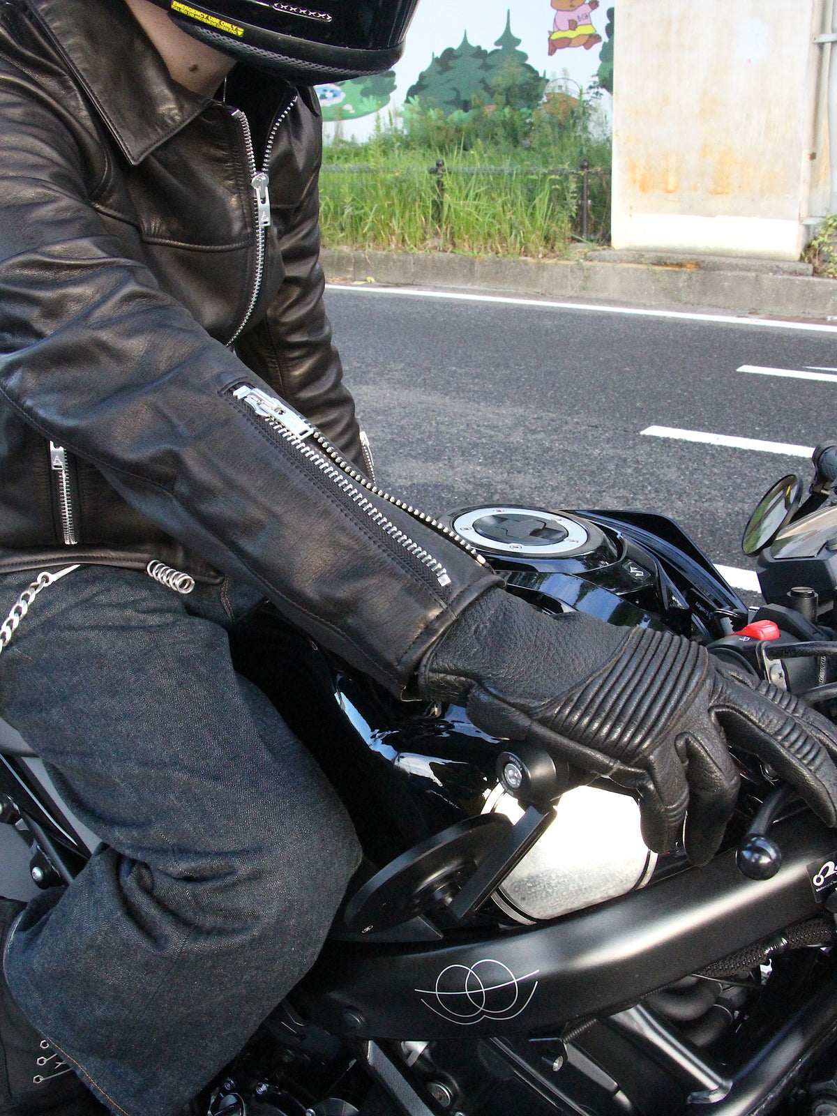 A LEATHER / ROADSTER JACKET